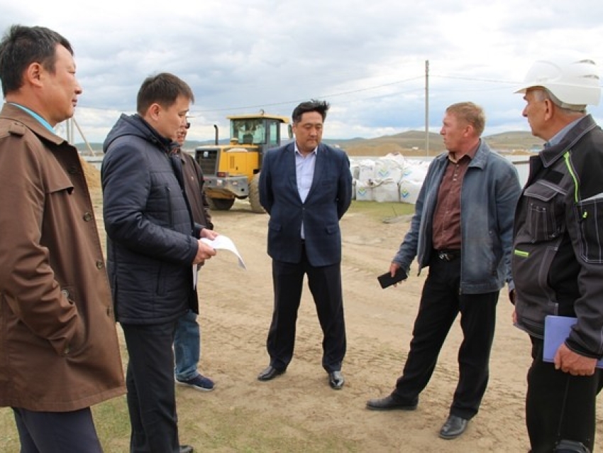 Буянто Батомункуев осмотрел строительные объекты и провёл рабочее совещание 