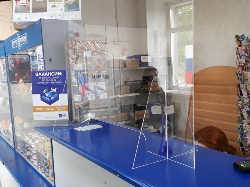Защитные экраны для безопасности клиентов и операторов установили в почтовых отделениях Читы 