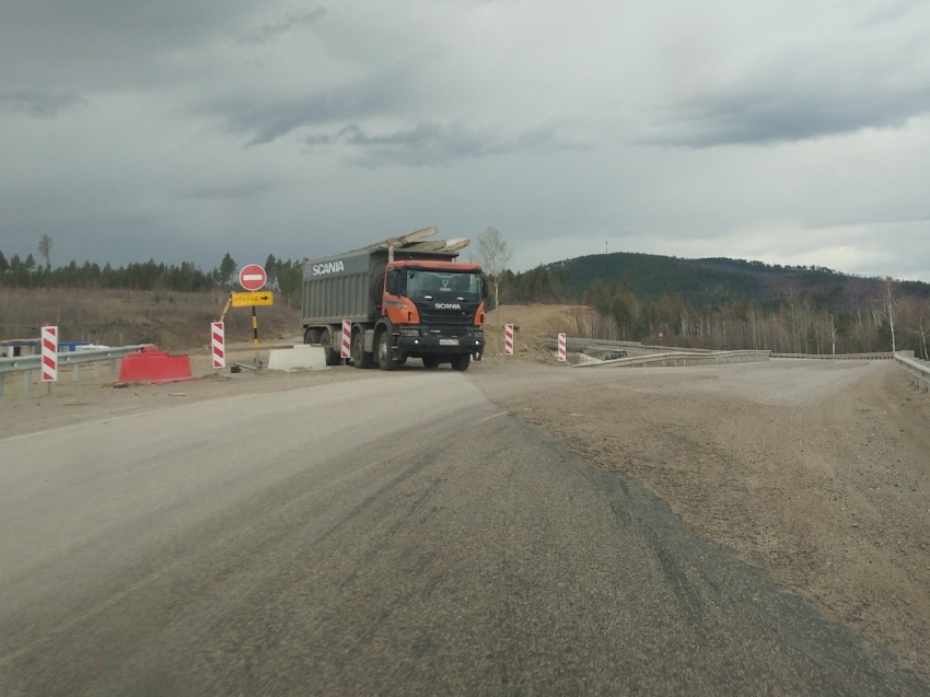Движение изменили на трассе «Байкал» из-за ремонта моста через реку Дархита в Забайкалье