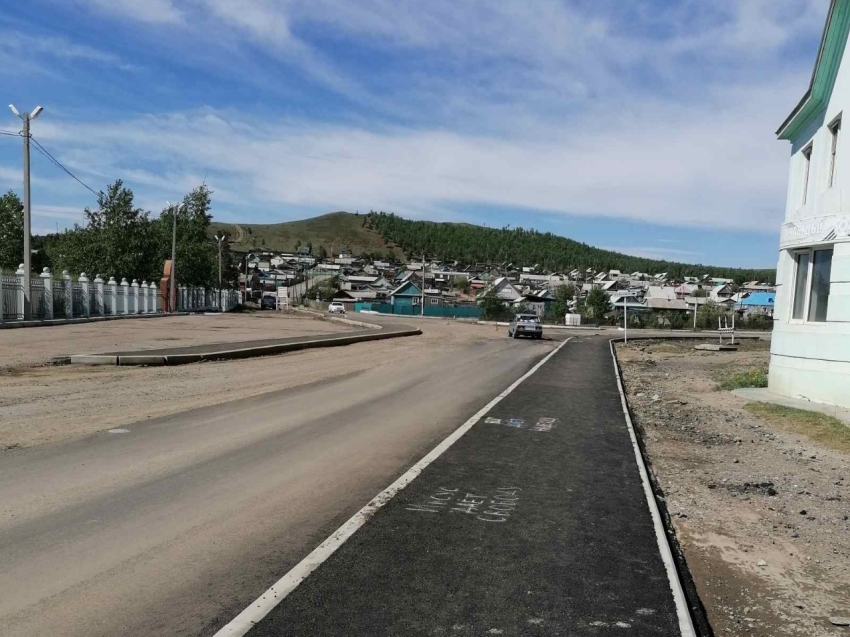 Дорожники ремонтируют шесть улиц в поселке Агинское благодаря средствам, выделенным на социально-значимые проекты