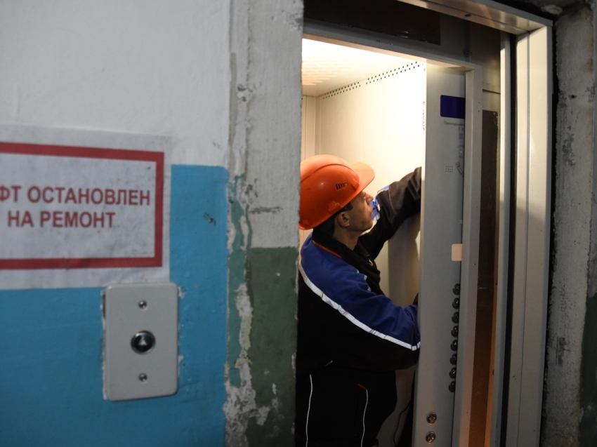 В многоэтажках Читы началась замена устаревших лифтов