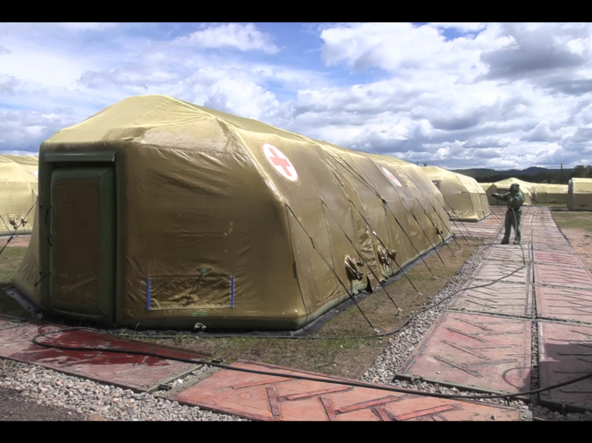 Войска химзащиты Восточного военного округа ежедневно проводят дезинфекцию полевого госпиталя в Чите 