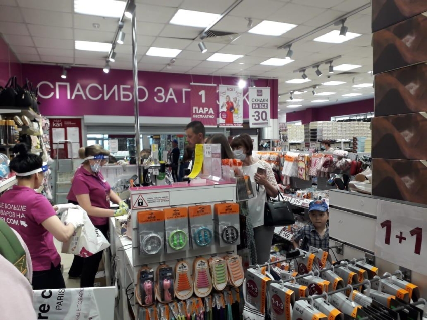 Лимит на покупателей, маски и перчатки: Минэкономразвития региона проверяет  магазины и торговые центры КСК  
