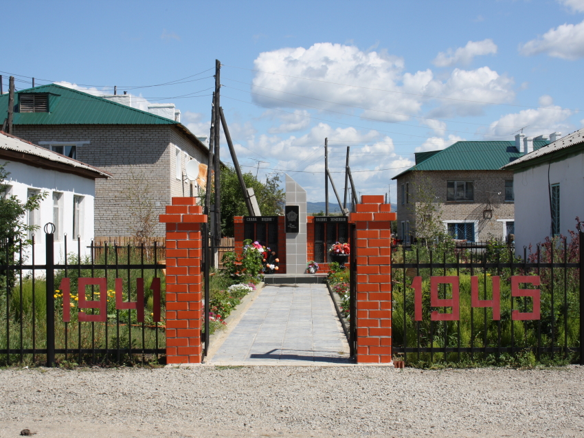 В селе Маккавеево ремонтируют памятник участникам Великой Отечественной войны 