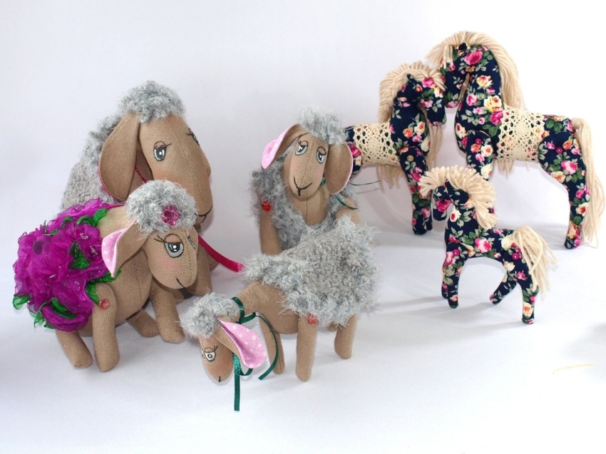 Коняжкины и Слоняжкины: Многодетная мама из Читы шьет лечебные текстильные куклы для детей и взрослых 