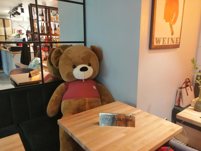 Плюшкомания: Для соблюдения социальной дистанции в одном из читинских ресторанов используют плюшевых медведей 