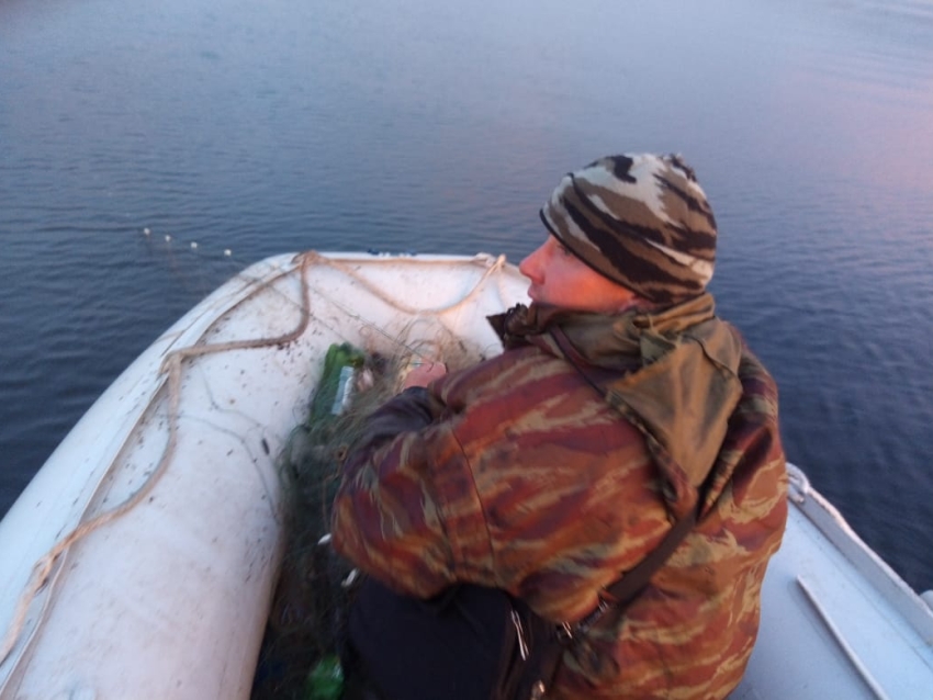 В Забайкалье из озера «Арей» достали 50 метров брошенных рыболовных сетей