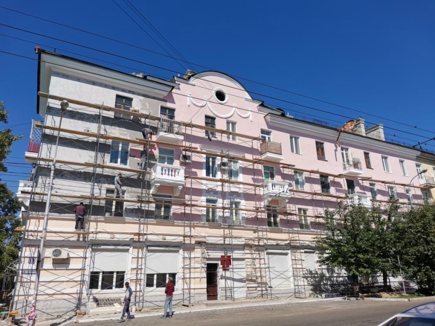 Продолжаются работы в доме с цоколем ежевичного цвета в центре Читы