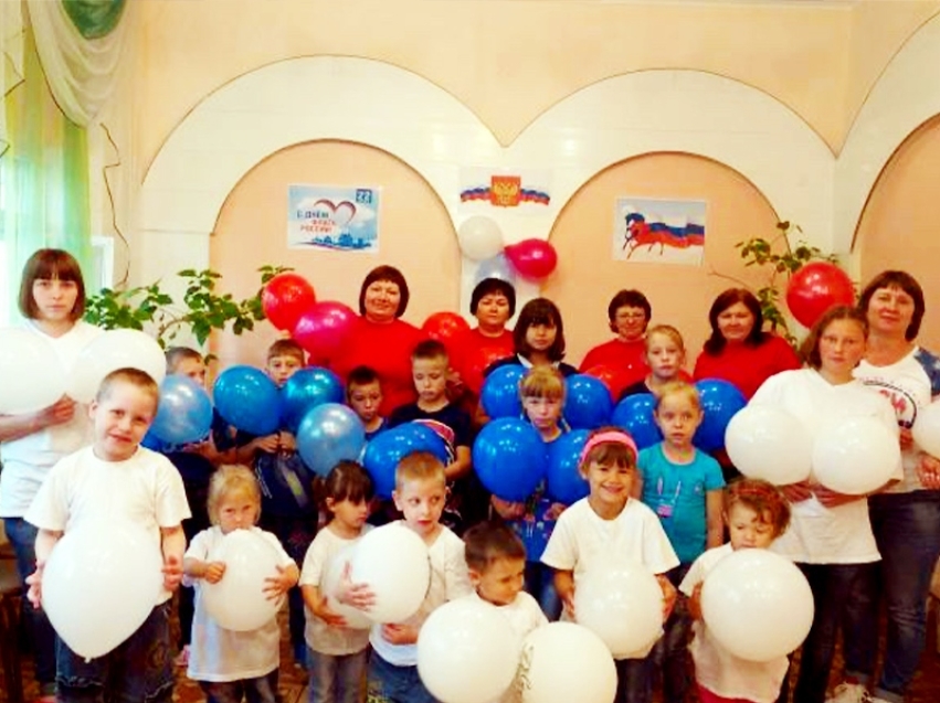 В социальных учреждениях Забайкалья отметили День Государственного флага России 