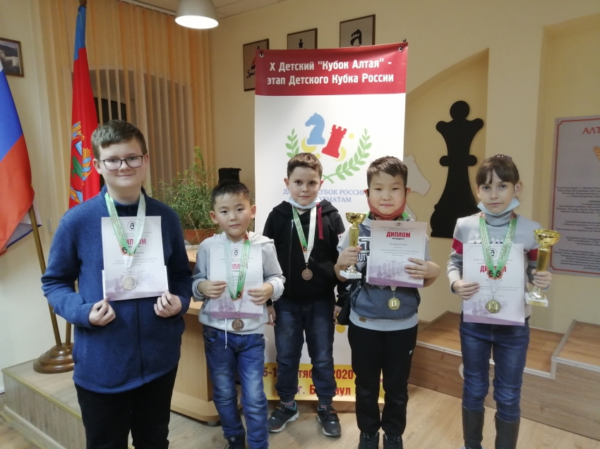 Две золотые и три бронзовые медали завоевали юные шахматисты из Забайкалья в Барнауле 