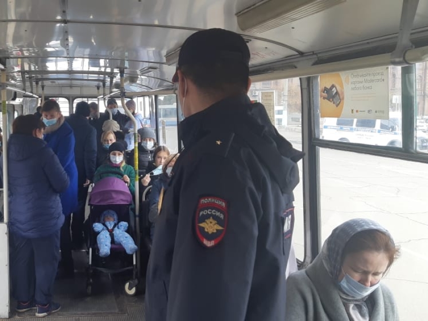 Еще 12 пассажиров общественного транспорта оштрафованы за нарушение масочного режима в Чите 