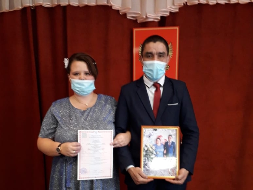 Гипс - не помеха: работники Калганской школы Забайкалья сыграли свадьбу на карантине