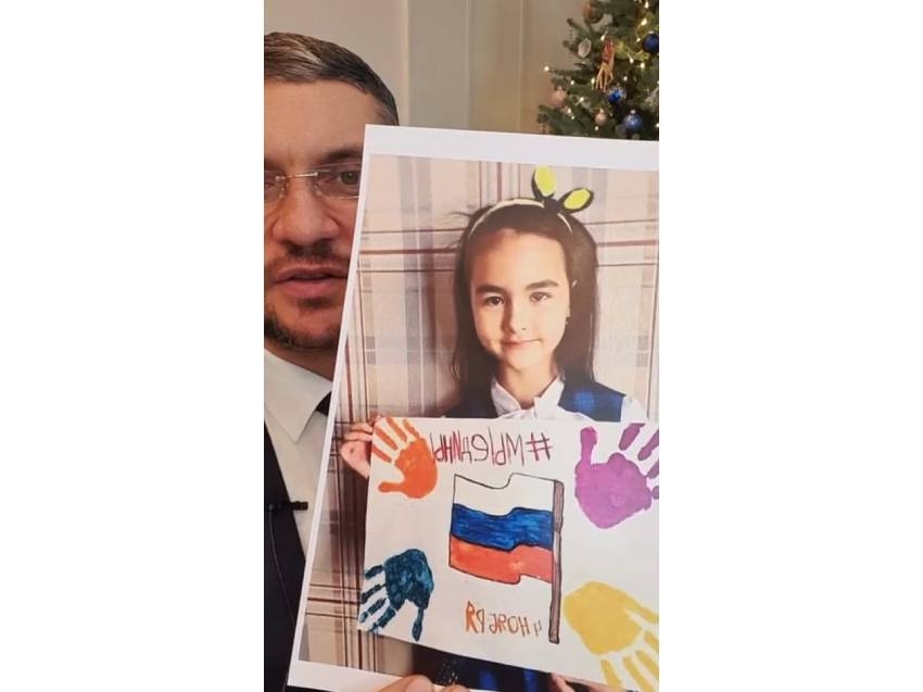 ​Александр Осипов в прямом эфире показал рисунки, которые ему присылают забайкальские дети