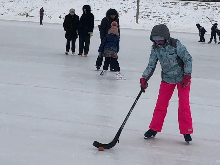 Семейными эстафетами на коньках отметили «Всероссийский День снега» в Чите