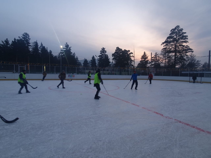 Студенты сыграли в хоккей на валенках в Чите 