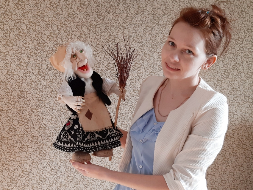 От шитья кукол до шитья дел: секретарь судебного заседания в Забайкальске создает необычные куклы