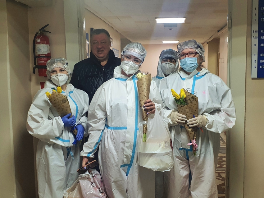 ​Андрей Гурулев поздравил женщин-врачей читинской covid-клиники с 8 марта
