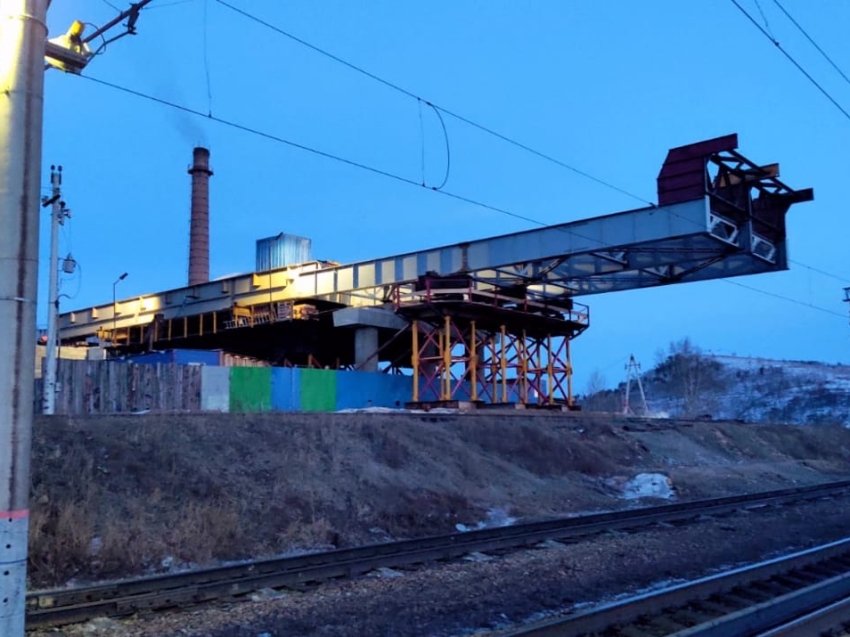 Первую надвижку пролетного строения провели на путепроводе в Дарасуне