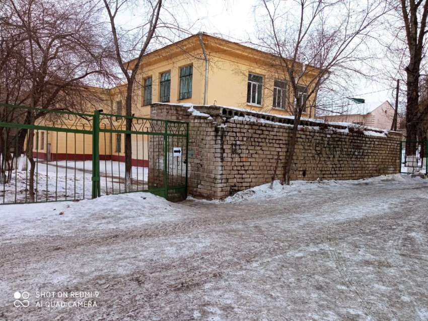 ​Вход в школу обезопасили в Чите после жалобы родителей в соцсетях