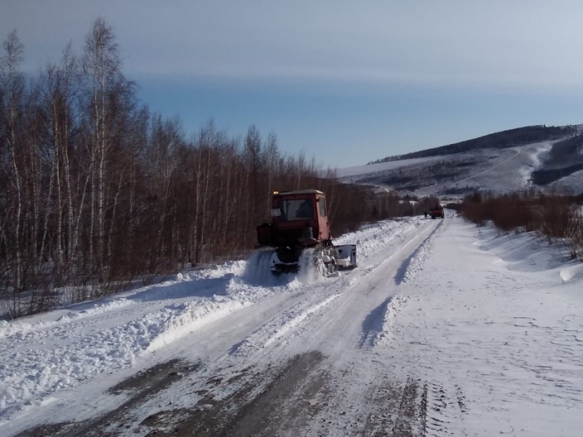 Снежные заносы ликвидируют на дороге Шелопугино-Балей в Забайкалье