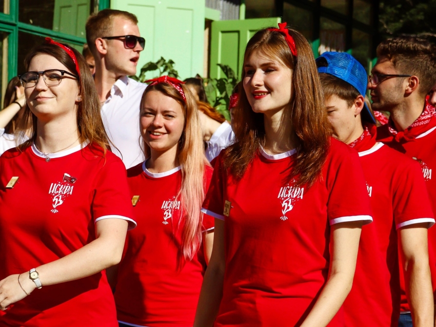 ​Всего две путёвки остались на лидерскую смену «Искра» в летнем лагере «Парус»