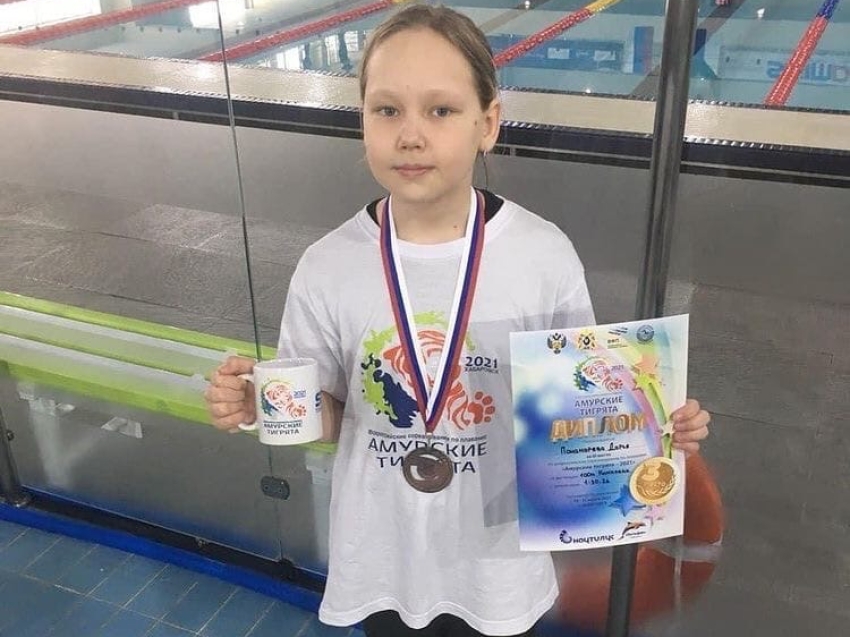 Бронзу завоевала школьница из Забайкалья на соревнованиях по плаванию в Хабаровске 