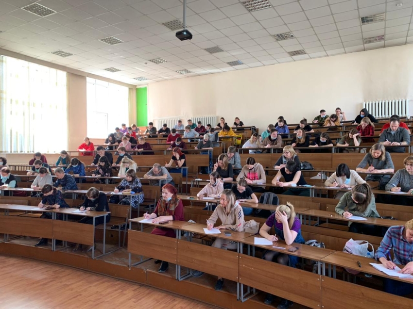Тотальный диктант: Более 400 забайкальцев пришли проверить знания русского языка в Чите