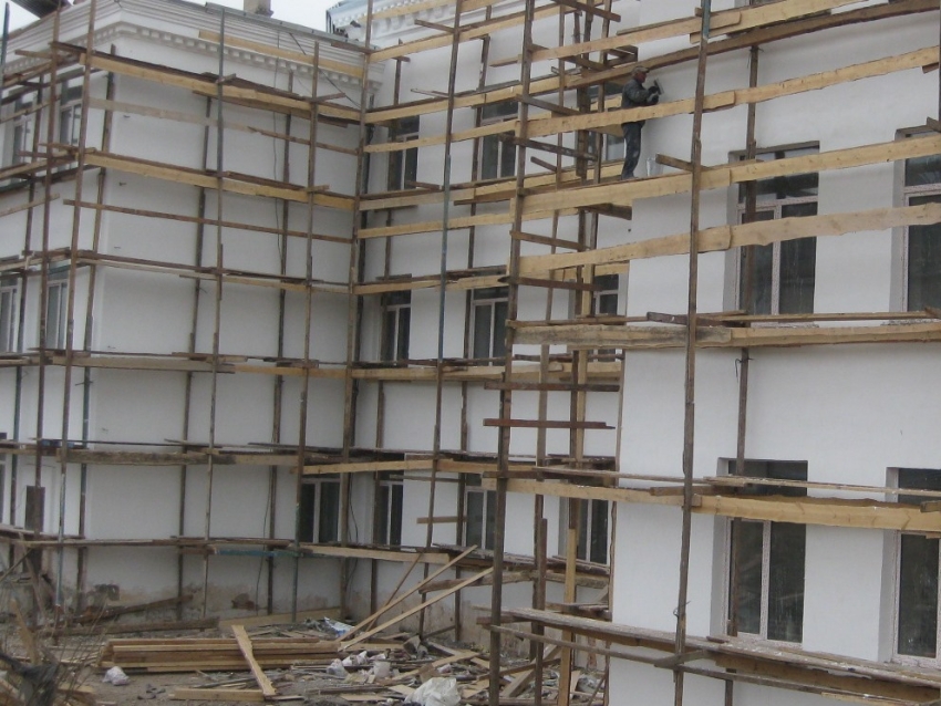 В здании Новочарской школы №2 капитально ремонтируют второй и третий этажи