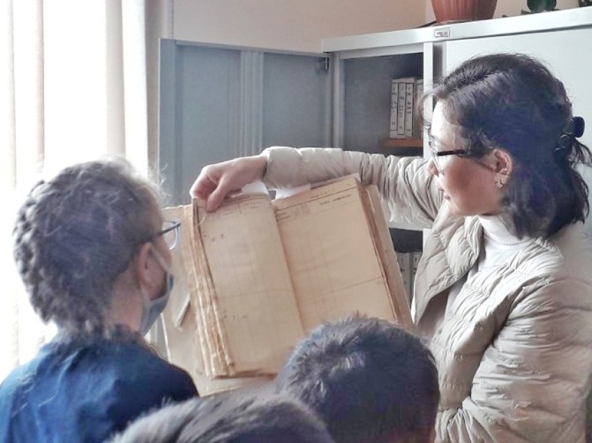На экскурсии в отдел ЗАГС Могойтуя школьники увидели 100-летние записи 