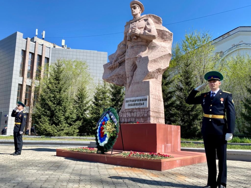 Военнослужащие и ветераны Забайкалья возложили цветы к памятнику пограничникам