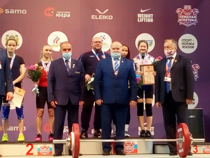 В  Ханты-Мансийске прошел чемпионат России 2021 по тяжелой атлетике среди женщин и мужчин