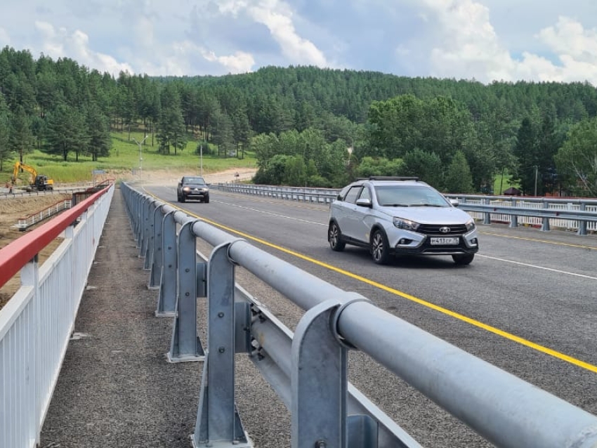 Движение автомобилей запущено по отремонтированному мосту через реку Кручина в Читинском районе