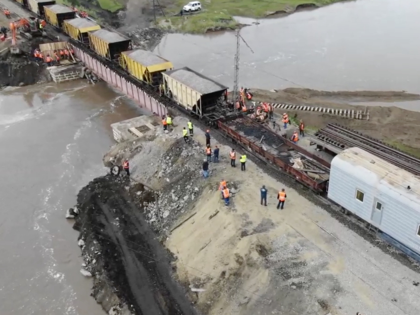 Первые грузовые поезда  пересекли восстановленный мост в Забайкалье