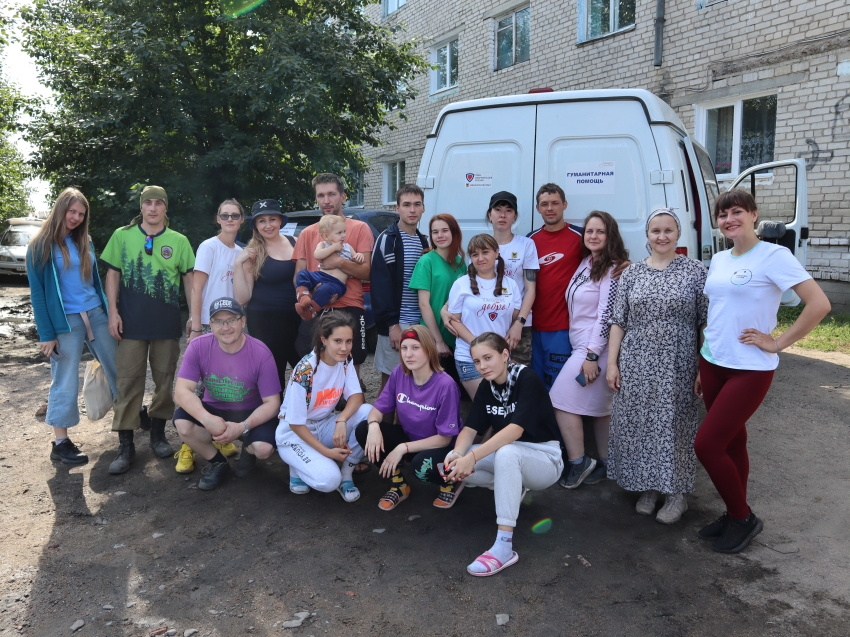 «Мы вместе»: Добровольцы помогли пострадавшим от наводнения в Шилке откачать воду и убрать мусор 
