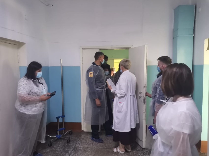 Александр Осипов потребовал безотлагательно заменить окна в Чернышевской ЦРБ