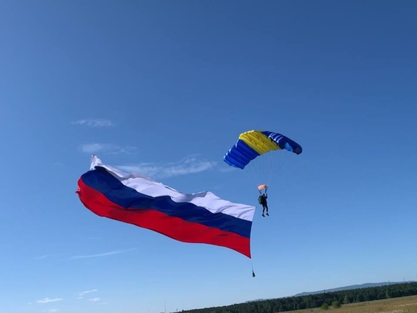 Парашютисты  Забайкалья выполнили прыжок с флагом России в Чите