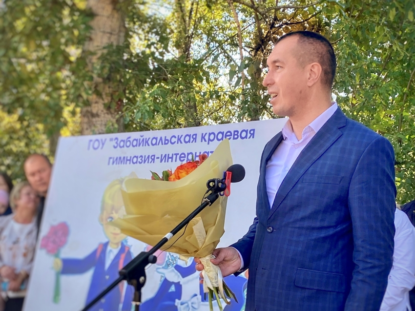 Андрей Кефер обратился к первоклассникам: «Самое крутое в жизни – это детство»