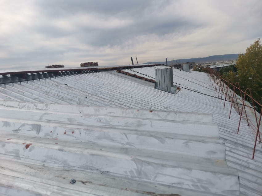 Завершается капитальный ремонт на одной из самых длинных крыш в Чите