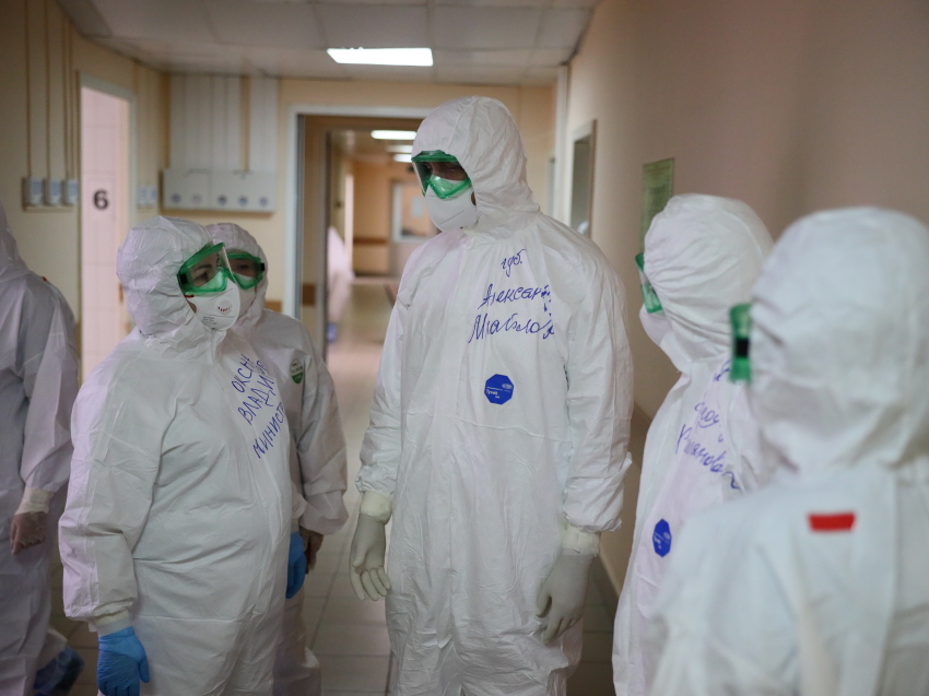 Александр Осипов навестил пациентов «красной зоны» главного моногоспиталя Забайкалья