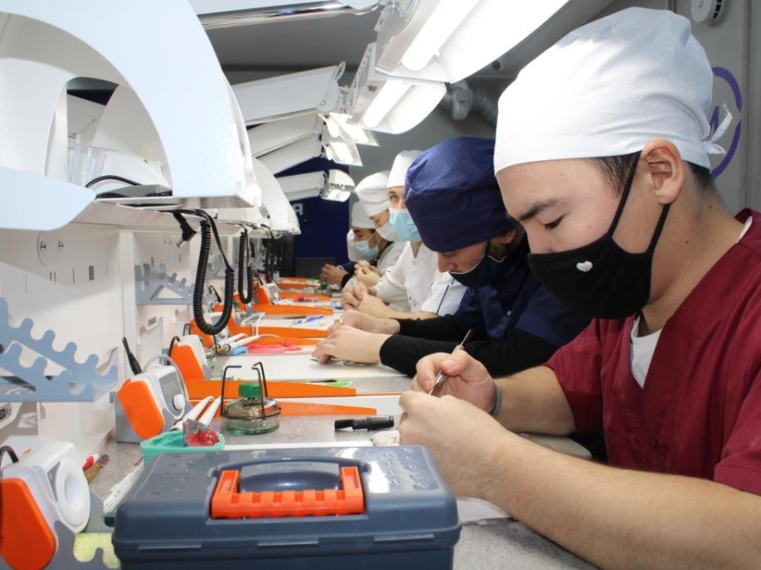 Студенты Читинского медицинского колледжа осваивают навыки по изготовлению бюгельных протезов