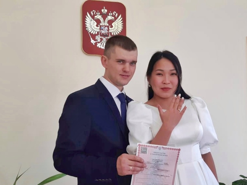 Двое участковых в Газимуро-Заводском районе заключили брак в свой профессиональный праздник