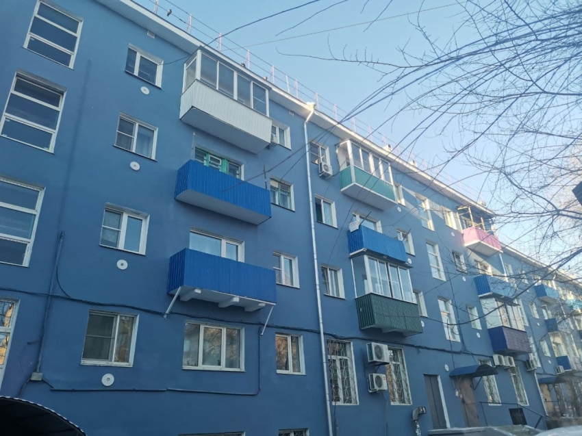 Яркий фасад сине-фиолетового цвета появился в центре Читы