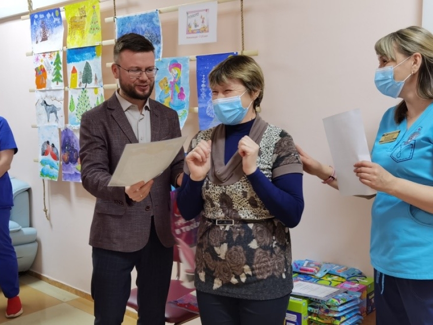 Дети работников краевой инфекционной больницы в Чите посвятили рисунки своим родителям-медикам