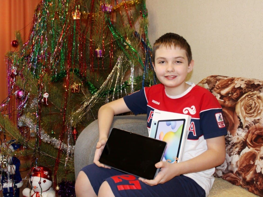​Баир Жамсуев исполнил желание школьника из Шилки в приобретении планшета 