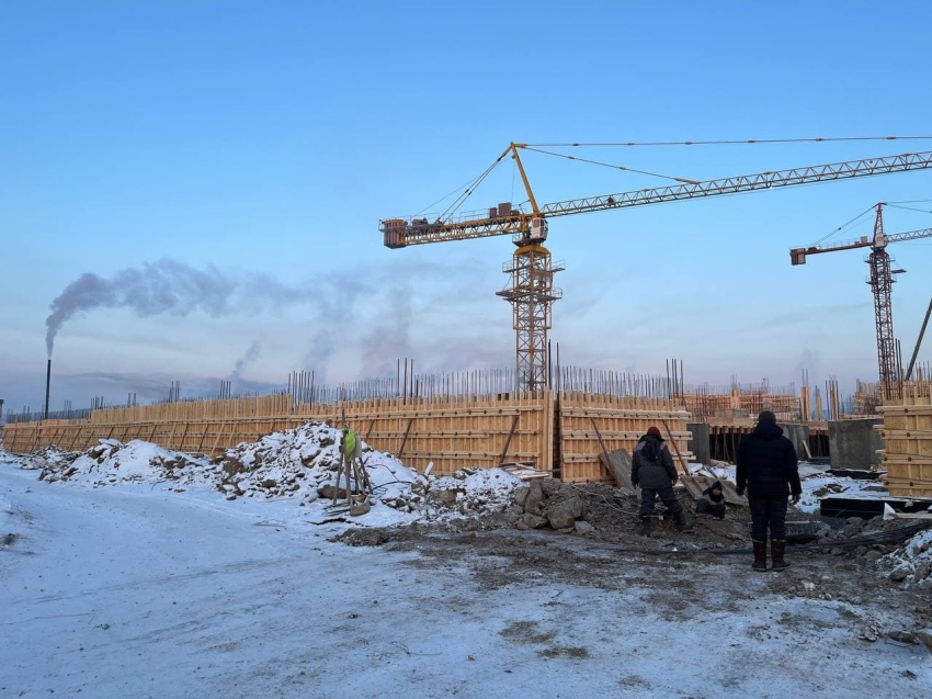 Александр Осипов проверил ход строительства школы-детского сада в Могзоне  