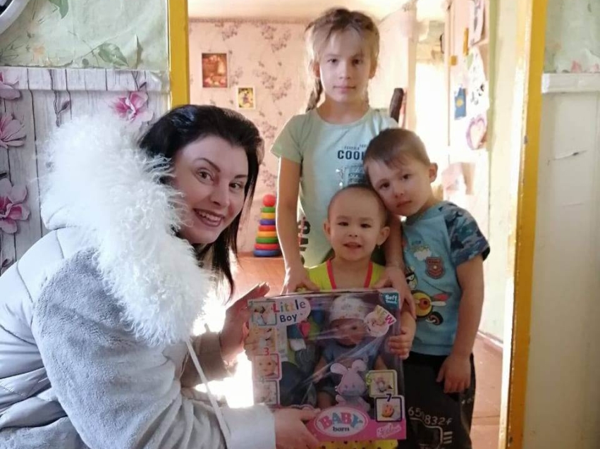 ​Инна Щеглова вручила подарки с «Ёлки желаний» многодетной семье из Хилокского района ⠀