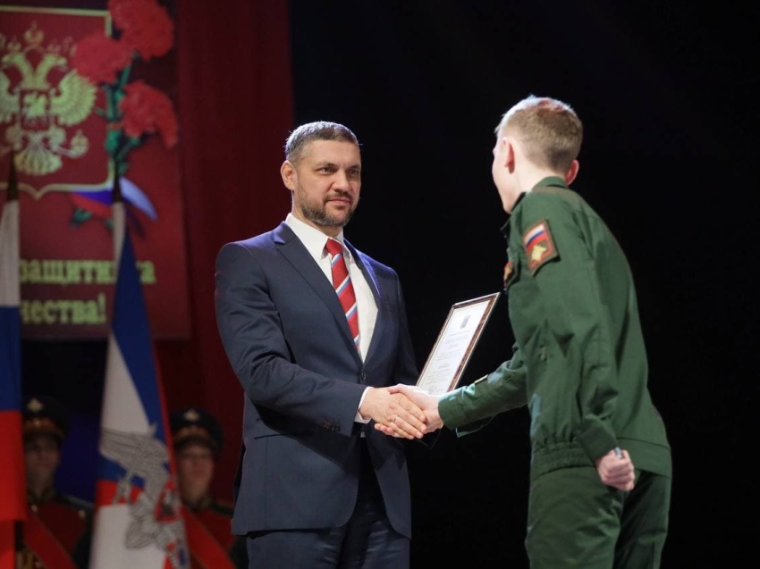 ​«Вы – продолжатели традиций» - Александр Осипов поздравил военнослужащих с Днём защитника Отечества
