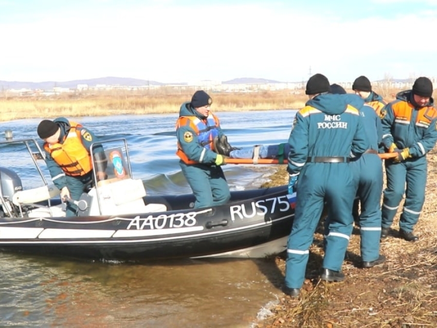 Учения по ликвидации последствий условного паводка провели в Чите на озере Кенон