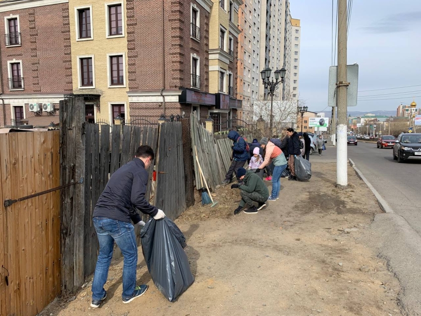 ​Порядка 70 мешков мусора собрали сотрудники Администрации губернатора Zабайкалья на субботнике