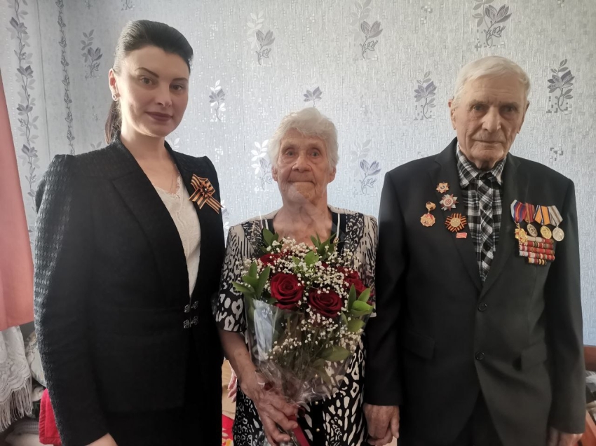 ​Инна Щеглова поздравила с наступающим Днем Победы ветерана ВОВ